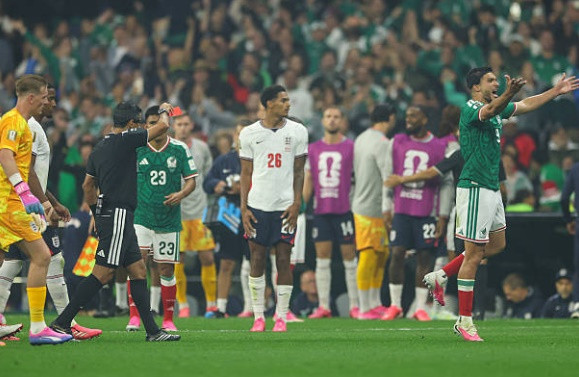 Jarell Quansah nhận thẻ đỏ trực tiếp trong trận gặp Mexico
