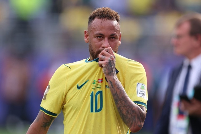 Neymar khóc sau khi Brazil bị loại.