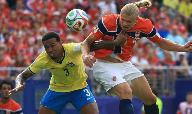 Gabriel Magalhaes mắc lỗi trong bàn thua của Brazil.