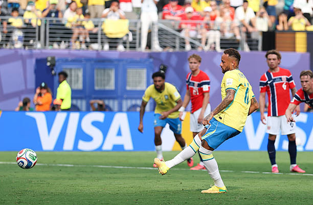 Cú đá phạt đền thành công của Neymar trở nên vô nghĩa. Ảnh: Getty Images