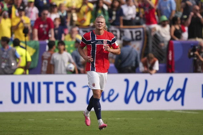 Erling Haaland ăn mừng sau khi lập cú đúp đưa Na Uy vào tứ kết World Cup 2026.