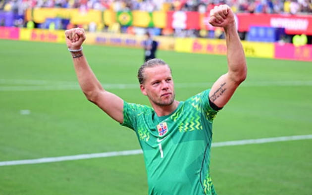 Thủ môn Orjan Nyland cản phá penalty thành công trước Brazil
