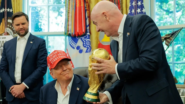 Biểu tượng FIFA và những tranh cãi về tính minh bạch trong bóng đá.