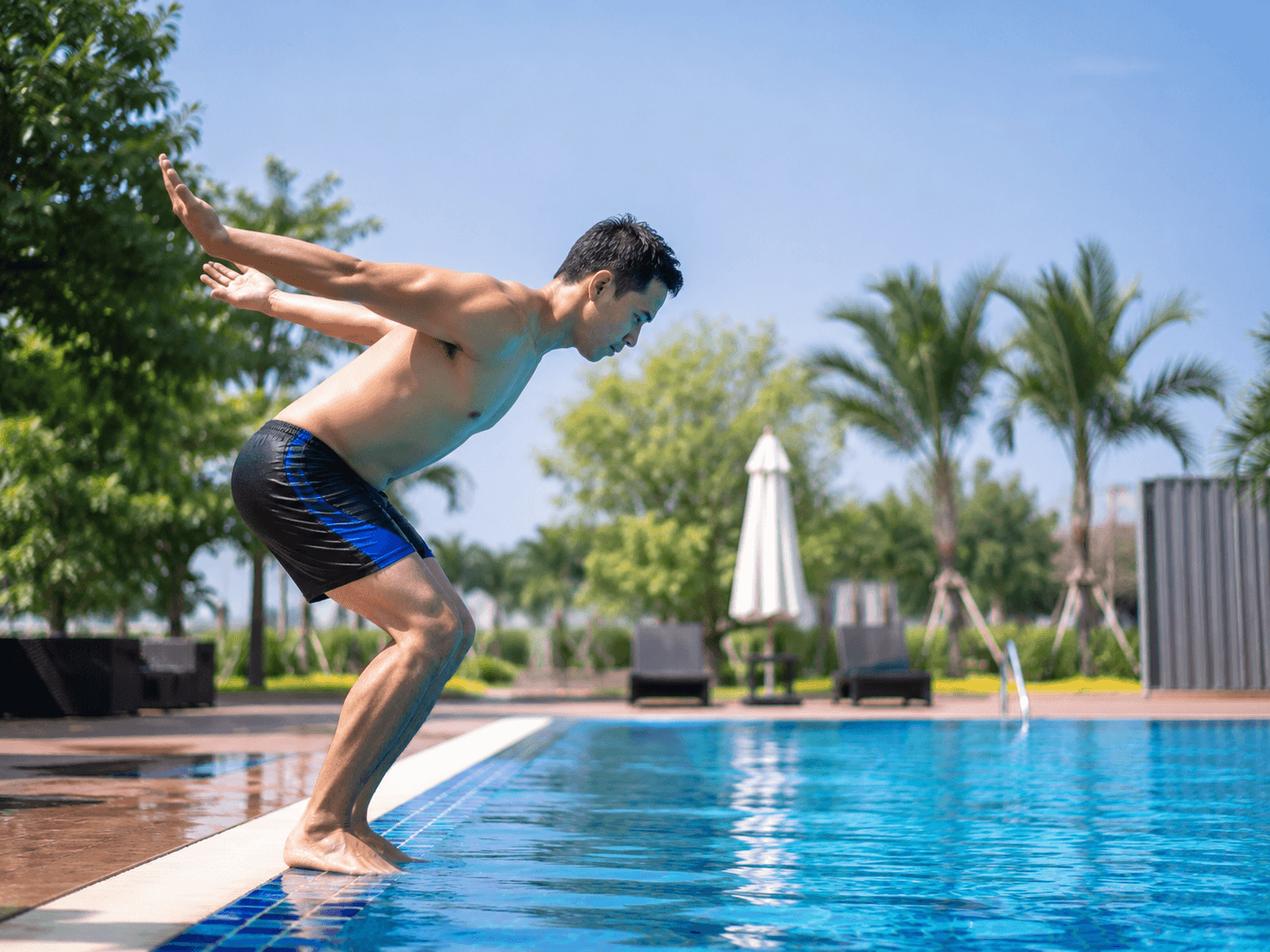Bơi lội ngày nắng nóng: Cách phòng sốc lạnh khi xuống nước - Ảnh 1.