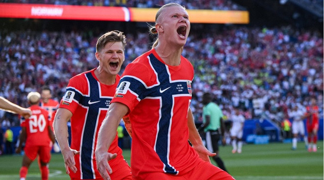Erling Haaland ăn mừng bàn thắng trong màu áo đội tuyển Na Uy tại kỳ World Cup đầu tiên