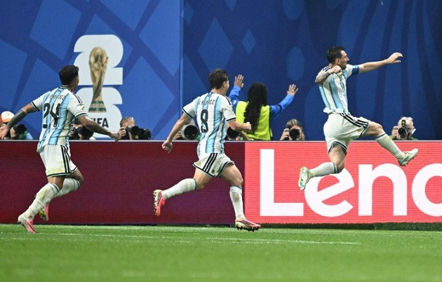 Lionel Messi giúp Argentina lội ngược dòng thành công trước Ai Cập để vào tứ kết