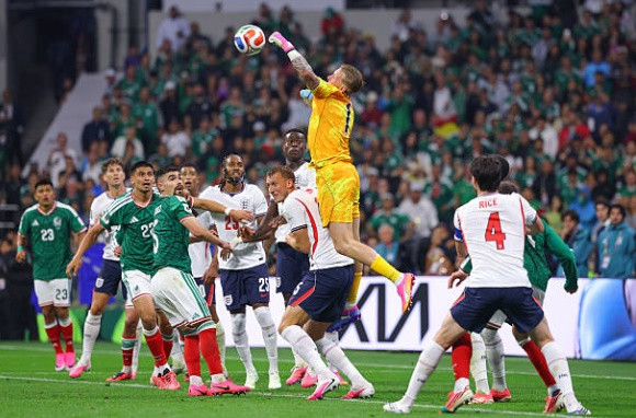 Jordan Pickford trong màu áo đội tuyển Anh tại World Cup