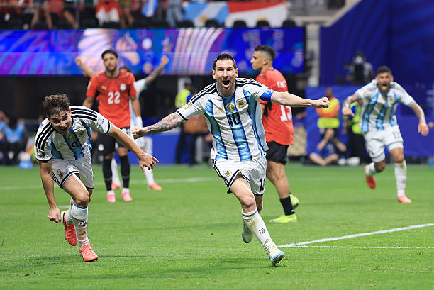 Lionel Messi tỏa sáng sau sai lầm