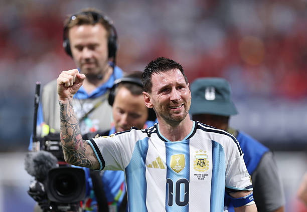 Lionel Messi xúc động sau chiến thắng kịch tính của Argentina tại World Cup