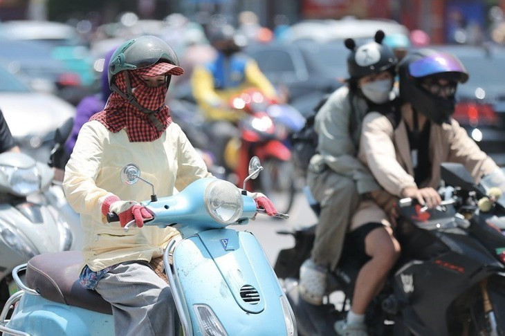 Miền Bắc oi nóng, mưa dông vào chiều và đêm- Ảnh 1.
