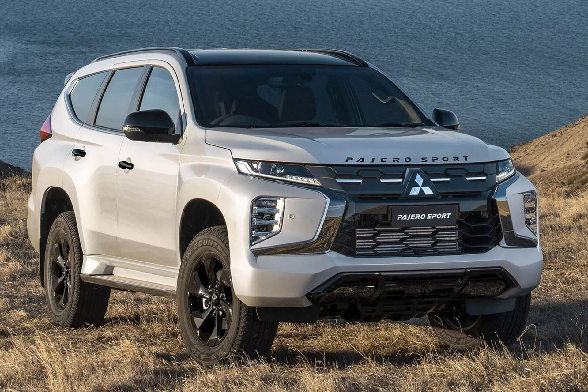 Mitsubishi Pajero Sport tiếp tục sử dụng khối động cơ diesel 2,4L MIVEC cho các phiên bản đang phân phối trong nước.