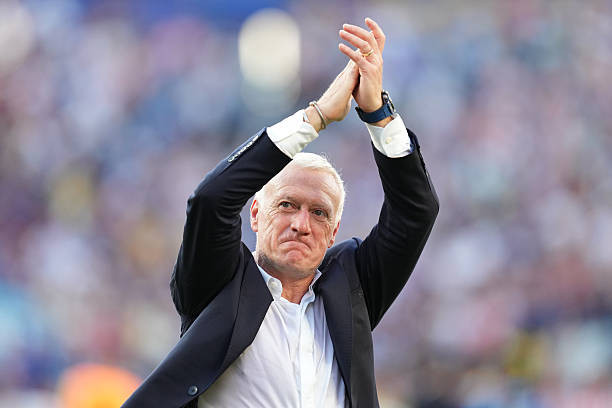 HLV Didier Deschamps trầm ngâm trong buổi tập của đội tuyển Pháp.