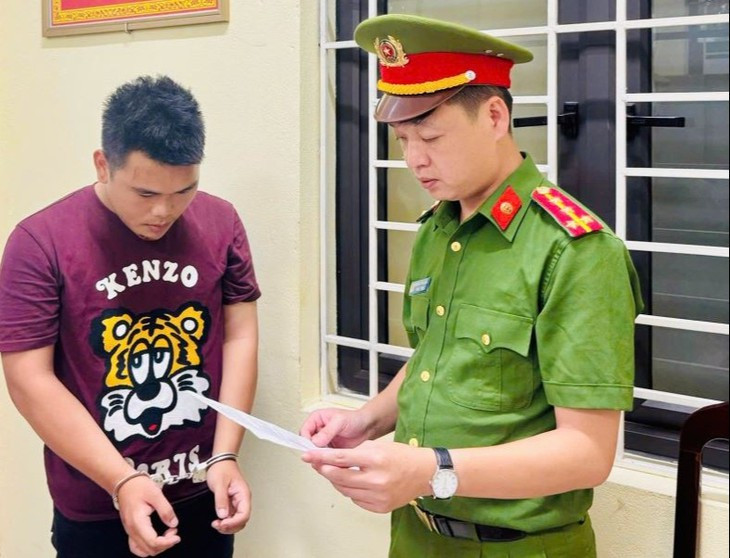 Nam thanh niên cầm 'phóng lợn' chống đối CSGT trong đêm- Ảnh 1.