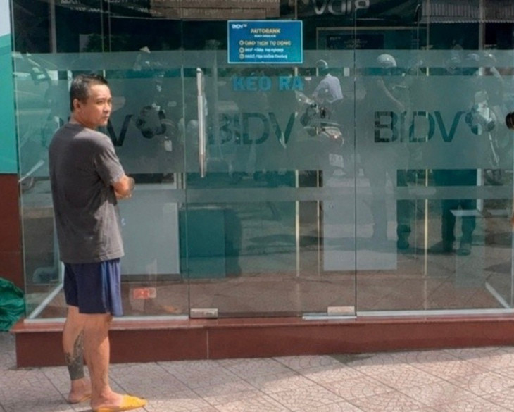 Bắt 2 đối tượng cướp giật của người phụ nữ vừa rút tiền ở ATM- Ảnh 1.