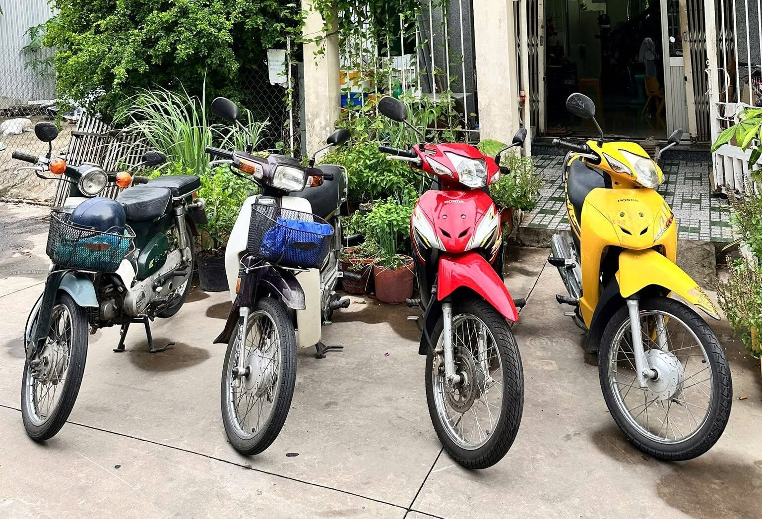 Một số chiếc xe Honda của gia đình ông Thiện. (Ảnh: NVCC)