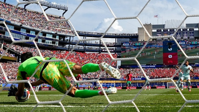Kylian Mbappe thất vọng sau khi đá hỏng quả phạt đền trong hiệp một.