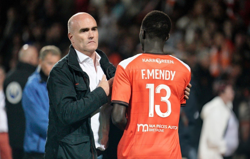 Ông Loic Fery, bố của Arthur Fery trên khán đài Wimbledon
