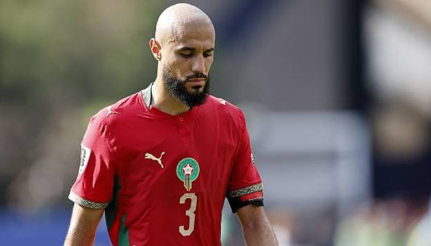Noussair Mazraoui nỗ lực tranh chấp bóng trong trận đấu đầy khó khăn trước đội tuyển Pháp.