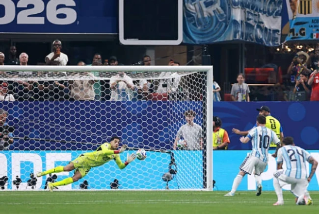 Sự thất vọng của Messi sau khi bỏ lỡ cơ hội trên chấm phạt đền.