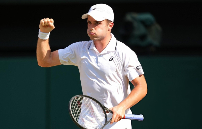 Arthur Fery ăn mừng chiến thắng lịch sử tại tứ kết Wimbledon 2026