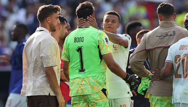 Kylian Mbappe và Yassine Bounou sau tình huống đối đầu trên sân