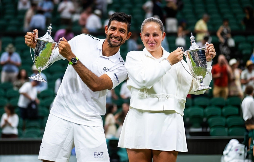 Jelena Ostapenko và Marcelo Arevalo ăn mừng chức vô địch Wimbledon 2026