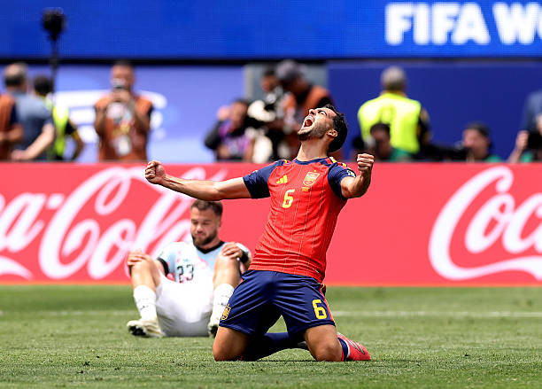 Mikel Merino ăn mừng bàn thắng quyết định