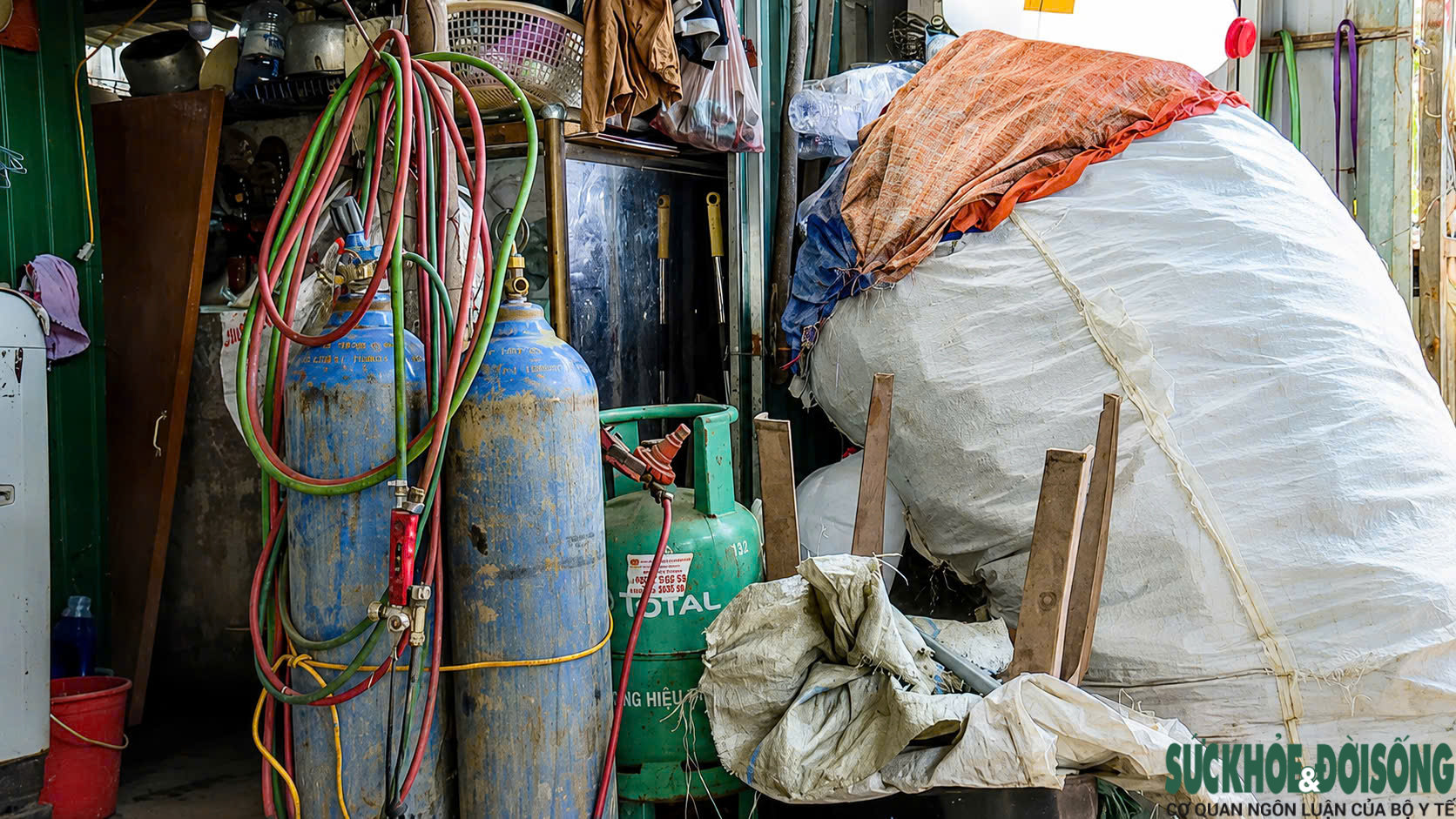 Kho phế liệu sát nhà dân: Nỗi lo sau vụ cháy cạnh chung cư- Ảnh 7.