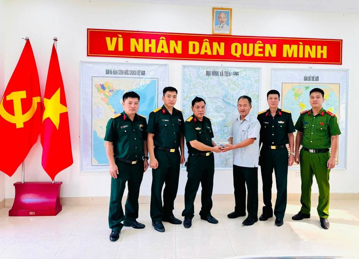 Thiếu tá quân đội trao trả hơn 200 triệu đồng nhặt được trên đường về- Ảnh 1.