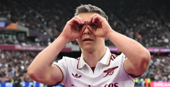 Tiền đạo Leandro Trossard trong màu áo Arsenal