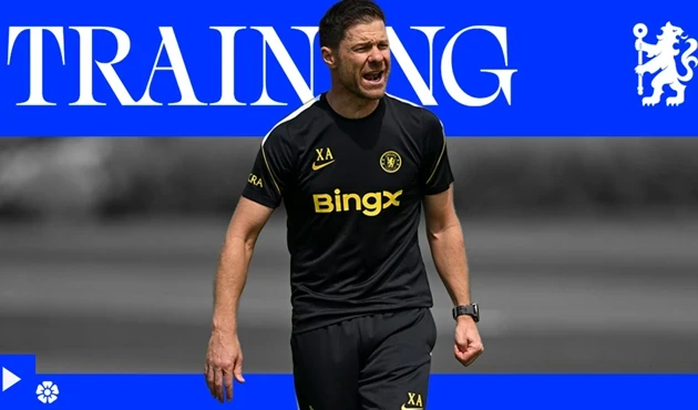 HLV Xabi Alonso trên sân tập Chelsea