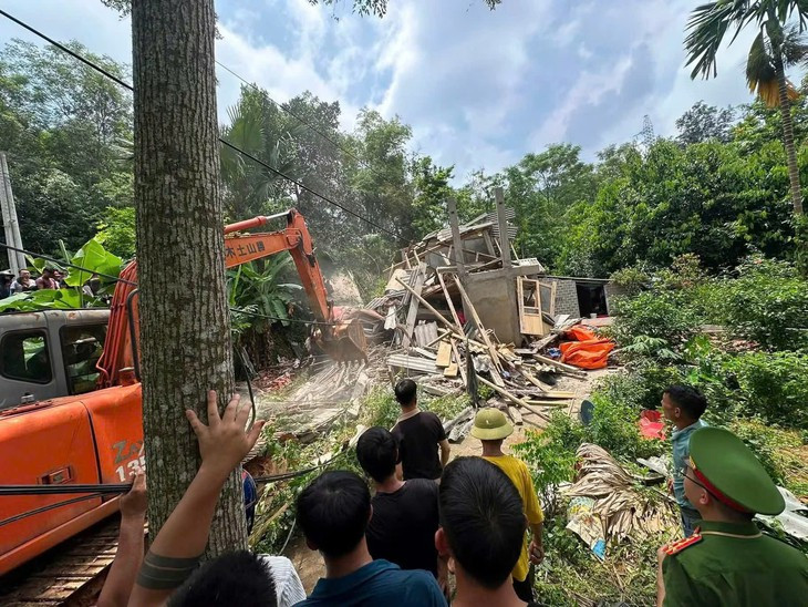 Nghi mất phanh khi đổ đèo, xe đầu kéo tông sập nhà dân, tài xế tử vong- Ảnh 1.