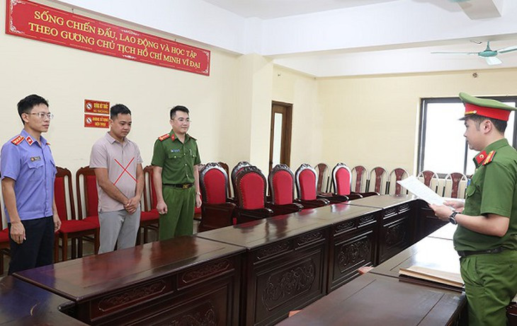 Khởi tố đối tượng sản xuất, triệt phá đường dây bán quần áo giả hiệu Owen quy mô hơn 2,3 tỷ đồng- Ảnh 1.