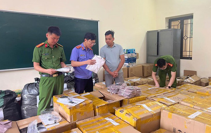 Khởi tố đối tượng sản xuất, triệt phá đường dây bán quần áo giả hiệu Owen quy mô hơn 2,3 tỷ đồng- Ảnh 2.