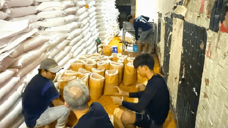 Phát hiện cơ sở sản xuất đường giả với quy mô lớn - Ảnh 1.