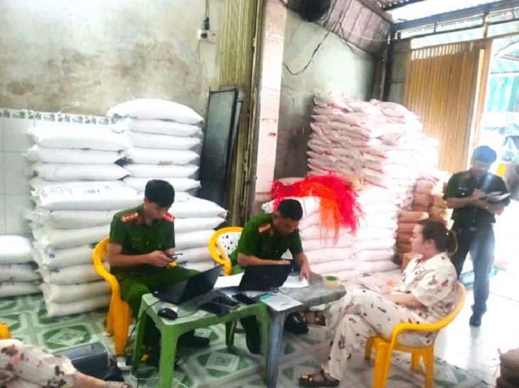 Phát hiện cơ sở sản xuất đường giả với quy mô lớn - Ảnh 2.