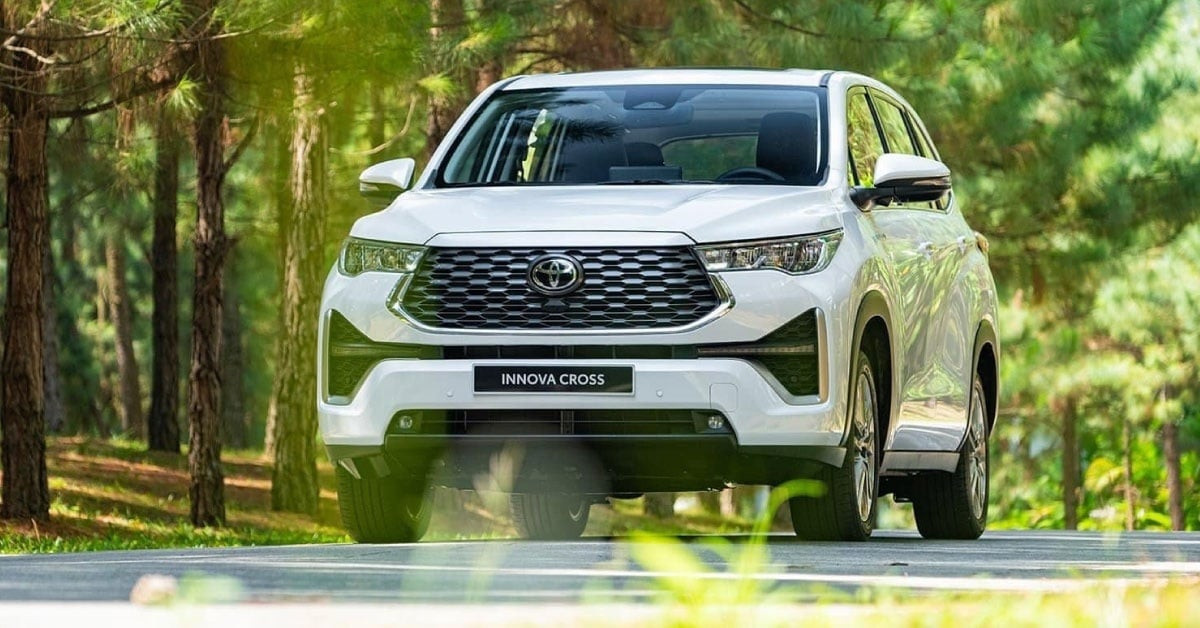 Toyota Innova Cross vươn lên vị trí số một trong nhóm xe động cơ đốt trong.