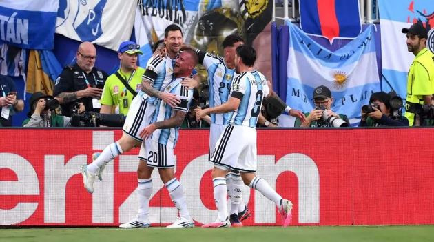Lionel Messi kiểm soát trận đấu bằng nhãn quan chiến thuật thay vì tốc độ.