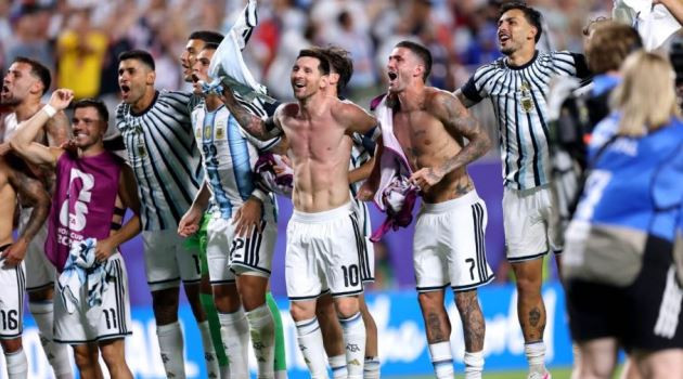 Lionel Messi và các đồng đội ăn mừng chiến thắng sau trận tứ kết kịch tính.