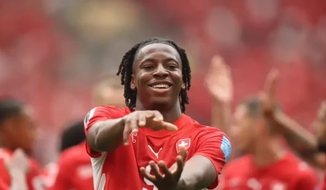 Johan Manzambi trong màu áo Freiburg.