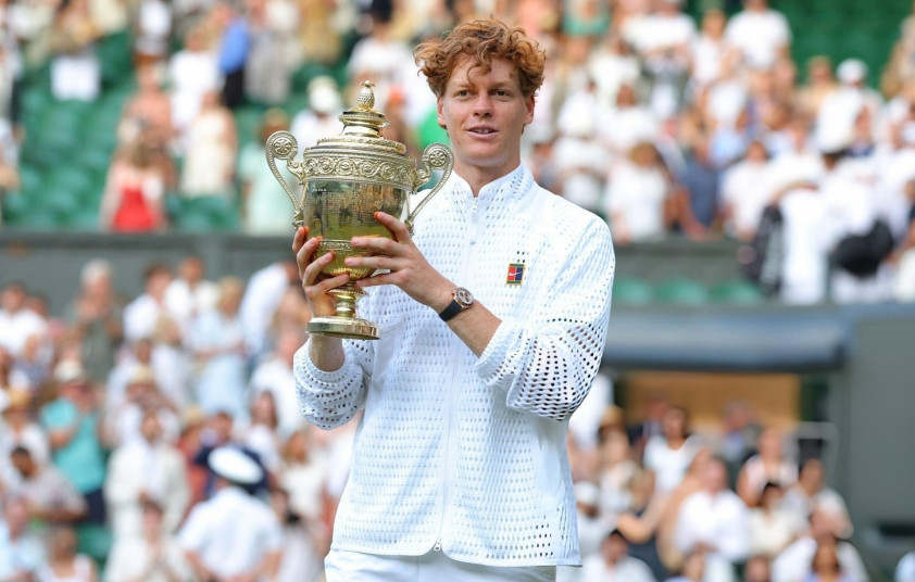 Jannik Sinner nâng cao chiếc cúp vô địch Wimbledon 2026