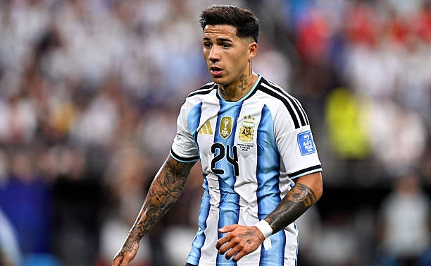 Enzo Fernandez chuẩn bị chạm trán tuyển Anh trong màu áo đội tuyển quốc gia Argentina.