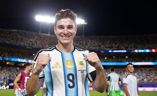 Julian Alvarez ăn mừng bàn thắng quan trọng cho Argentina.