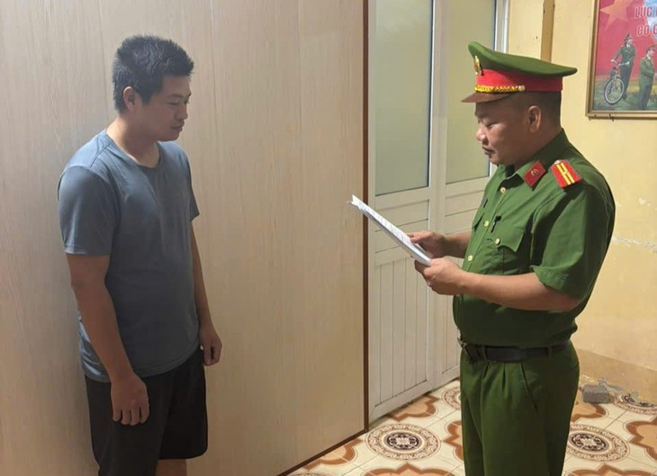 Cởi trần xông vào trụ sở UBND xã, nam thanh niên chửi bới cán bộ, đập phá tài sản - Ảnh 1.