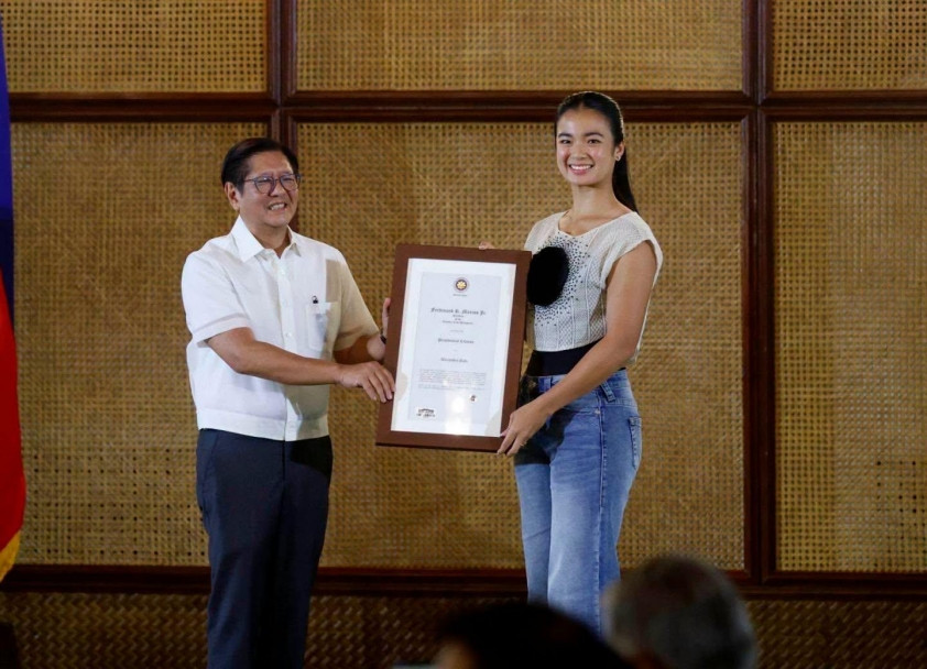 Tổng thống Ferdinand Marcos Jr trao bằng khen cho Alexandra Eala