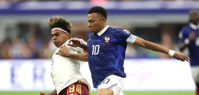 Sự bế tắc của Kylian Mbappe trước hàng thủ Tây Ban Nha.