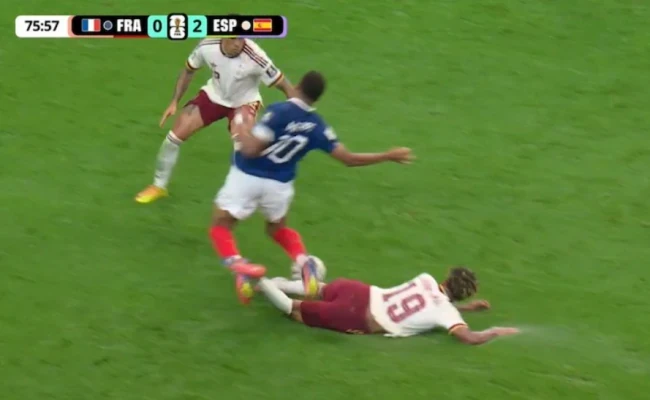 Lamine Yamal xoạc bóng khiến Mbappe ngã gục.