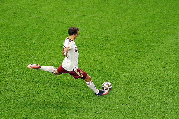 Mikel Oyarzabal dứt điểm chính xác trên chấm phạt đền