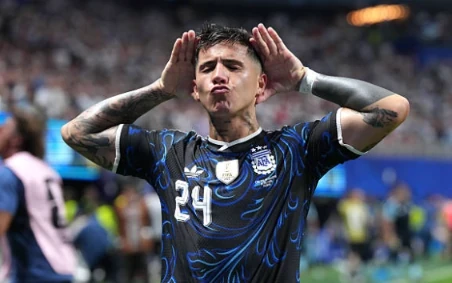 Enzo Fernandez ăn mừng bàn thắng gỡ hòa quý giá cho Argentina ở phút 85.