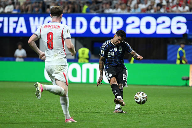 Enzo Fernandez tung siêu phẩm sút xa sau đường kiến tạo của Lionel Messi. Ảnh: Getty Images.